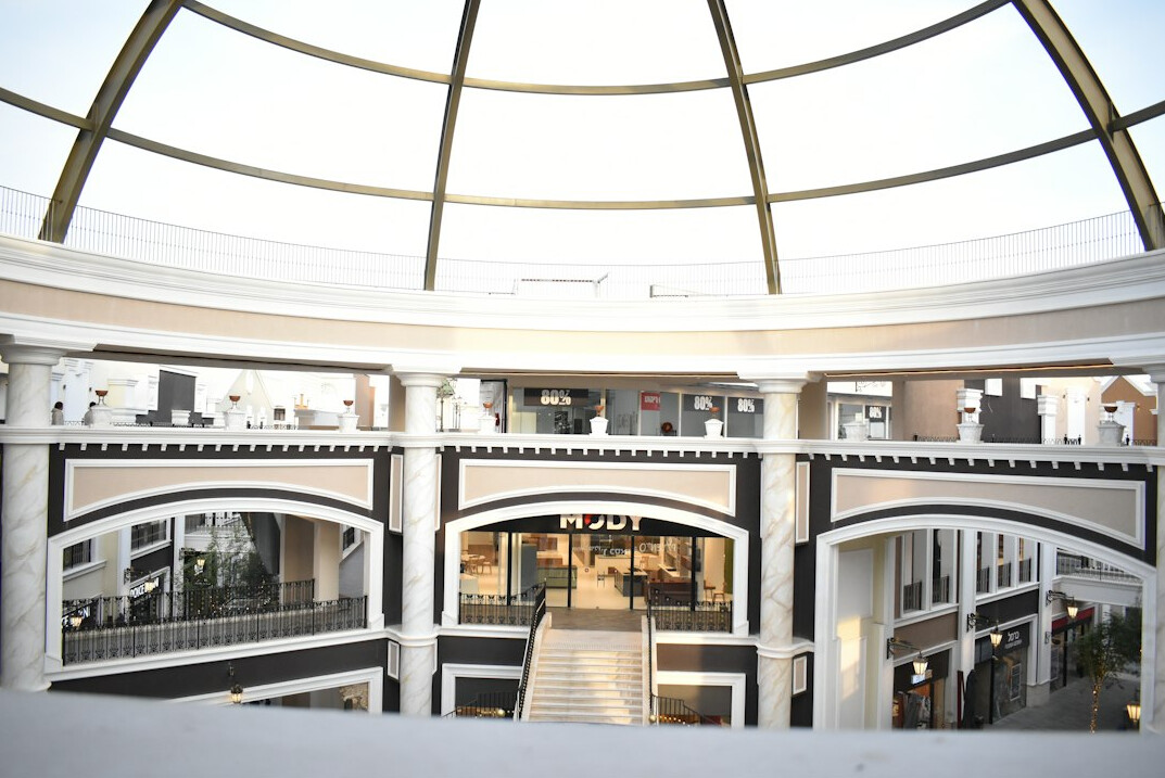 undercover detective in shopping mall