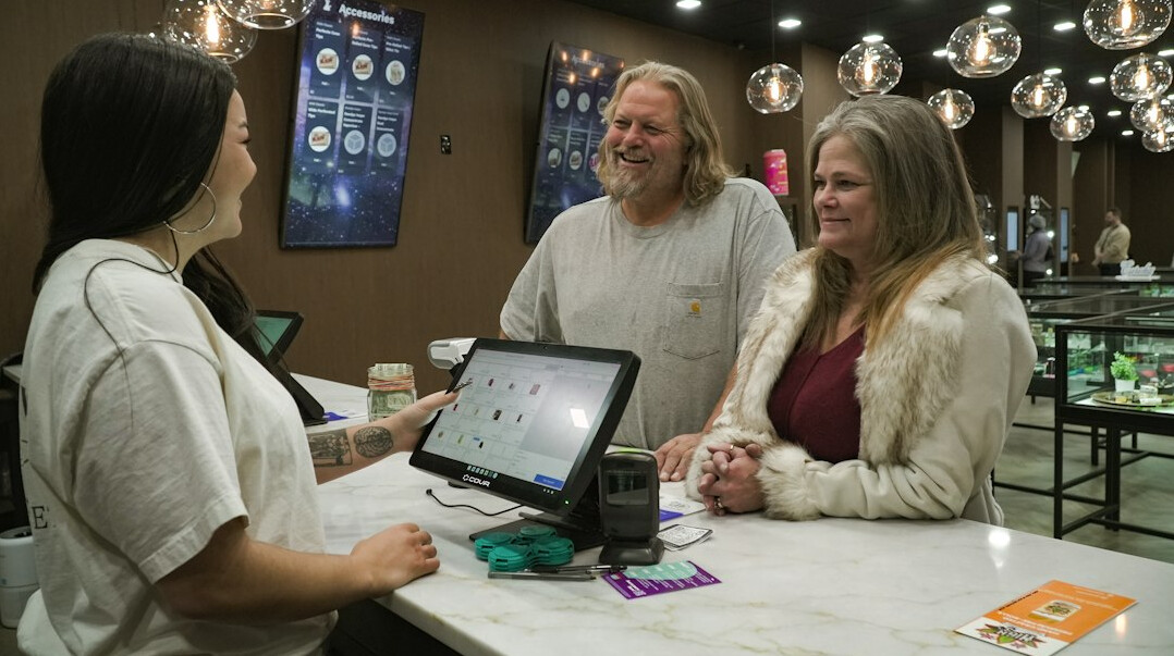 retail security expert advising staff