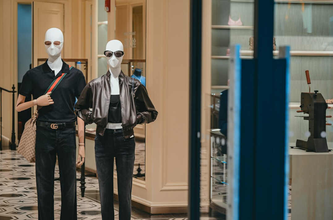 security team meeting in retail