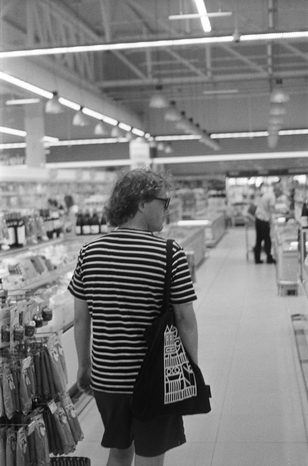 detective in supermarket