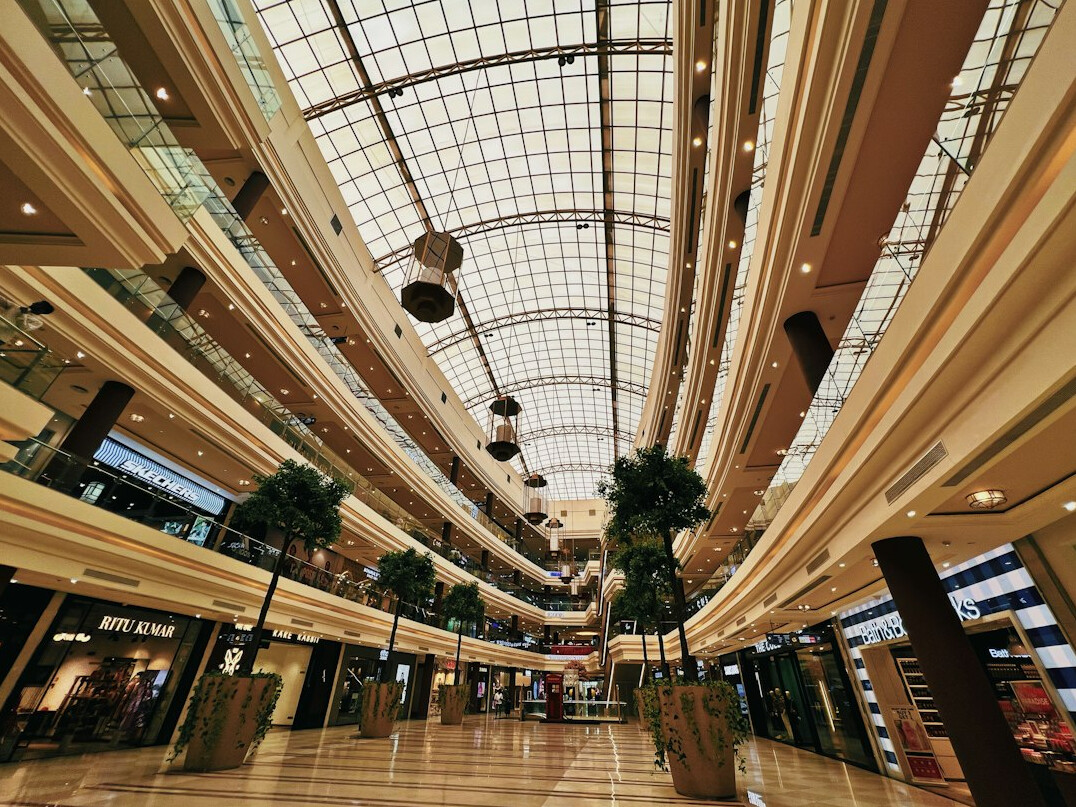 undercover detective in shopping mall